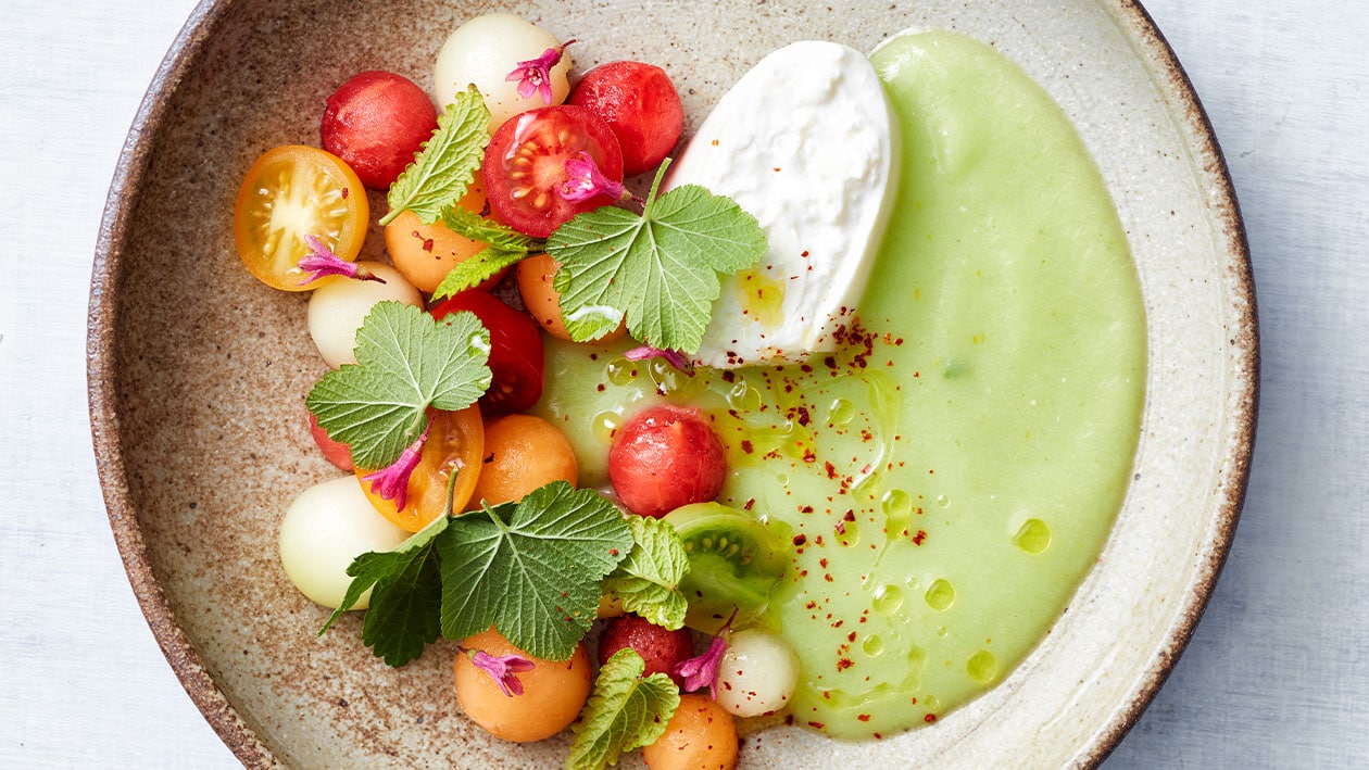 Meloen gazpacho met tomaatjes, citrus en buratta Meloen gazpacho met tomaatjes, citrus en buratta